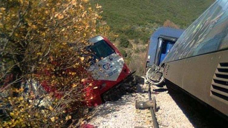 Yunanistanda iki tren çarpıştı: 2 ölü, 2 yaralı