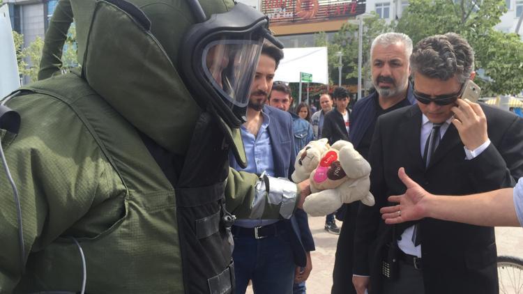 Bomba sanılan kızının oyuncak ayısını gözyaşlarıyla kurtardı