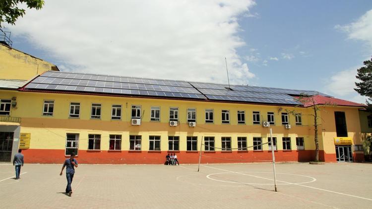 Okul kendi elektriğini üretiyor