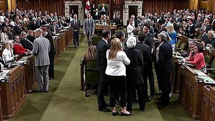 Kanada Başbakanına özür dileten dirsek darbesi