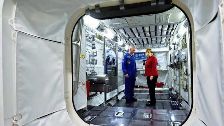 Merkel, Avrupa Uzay Ajansını ziyaret etti