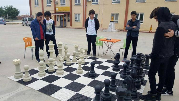Liseliler satrançta yarıştı