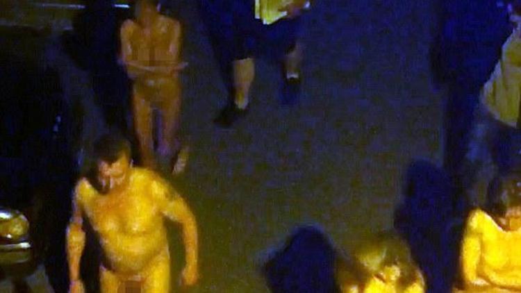 Seks işçileri ve müşterileri metrelerce çıplak yürüdü