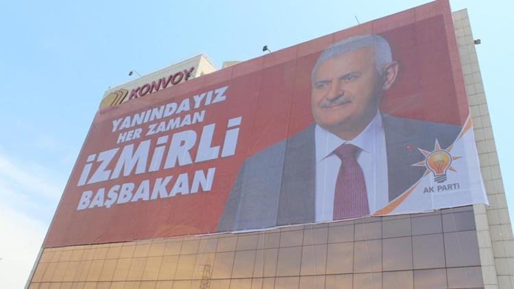 İzmir Binali Yıldırım afişleriyle donatıldı