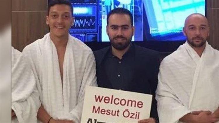 Mesut Özil umreye gitti