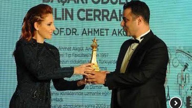 Yılın en iyi cerrahı ödülü Prof. Dr. Ahmet Akgüle