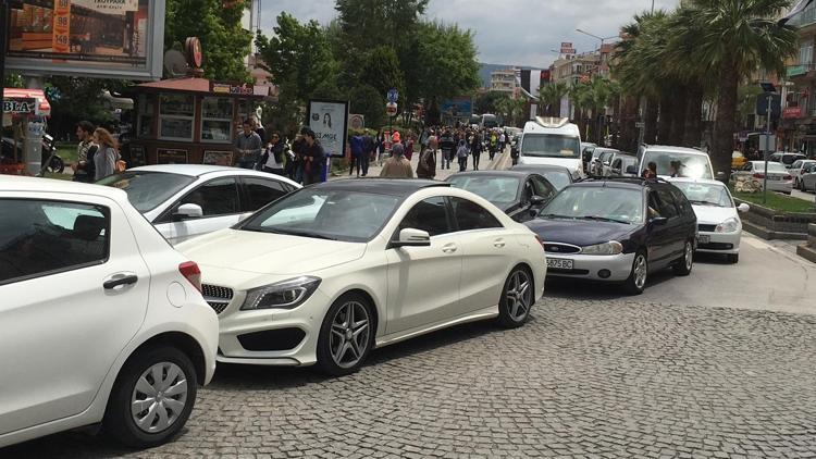 Çanakkale’de tatil dönüşü feribot kuyruğu