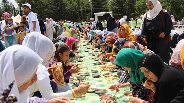 Şeyhi anma etkinliğine 100 bin kişi gitti