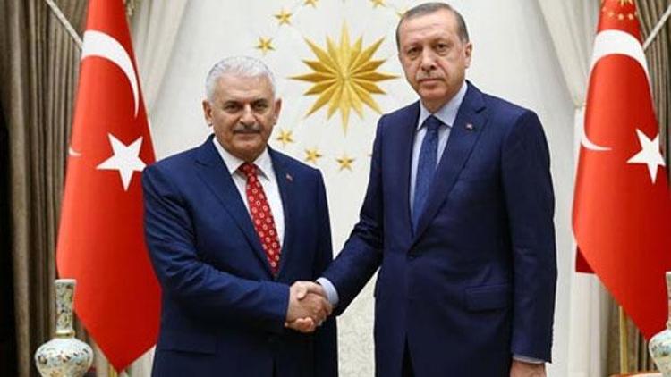 Başbakan Ahmet Davutoğlu istifasını sundu, Binali Yıldırım görevi aldı
