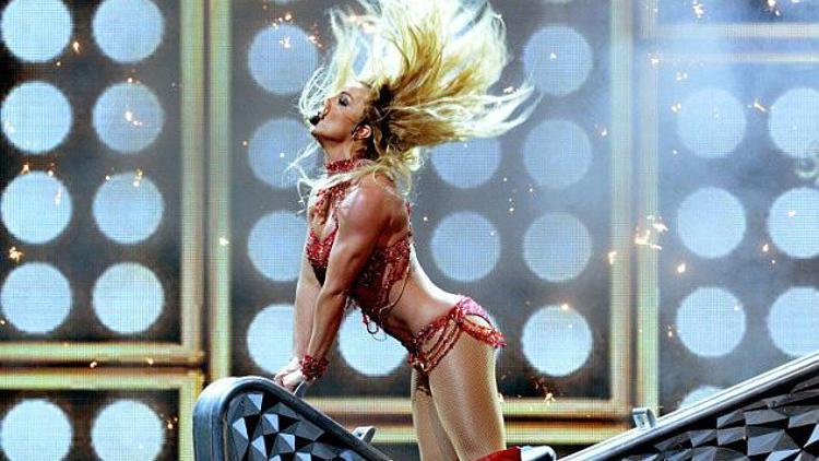 Britney Spears, ateşli direk dansı gösterisi ile Billboard Müzik Ödüllerine damgasını vurdu
