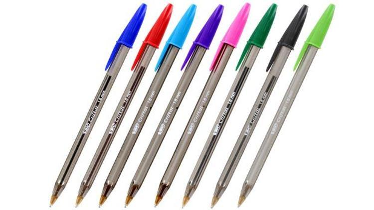 Tükenmez kalemlerin kapaklarındaki deliğin ne işe yaradığına inanamayacaksınız