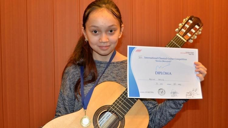 12 yaşındaki gitar virtüözü Aylin İtalya’da