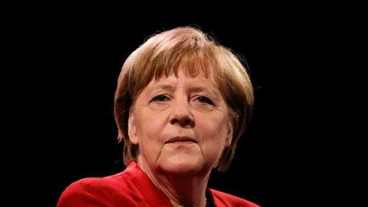 Merkelin partisi oy kaybetmeye devam ediyor
