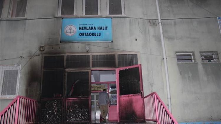 Diyarbakırda teröristler bir okulu ateşe verdi