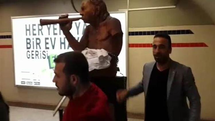 İzmir metrosundaki heykeli balyozla kırdı