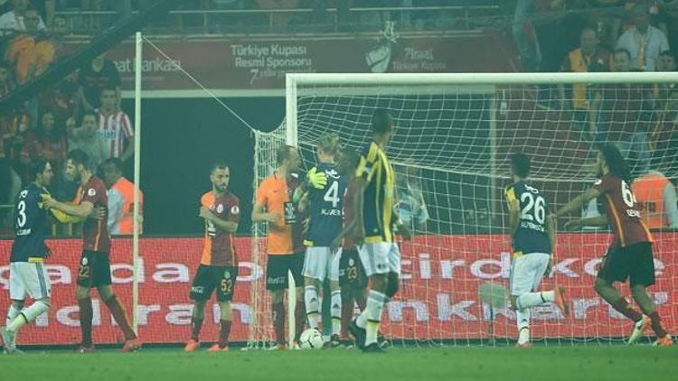 Galatasaray-Fenerbahçe derbisinde saha karıştı