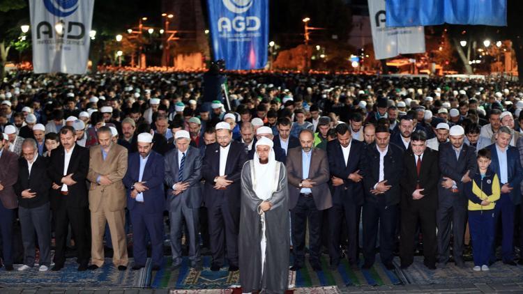 Ayasofya önünde fetih namazı