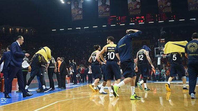 Galatasaray - Fenerbahçe derbisinde olaylar çıktı