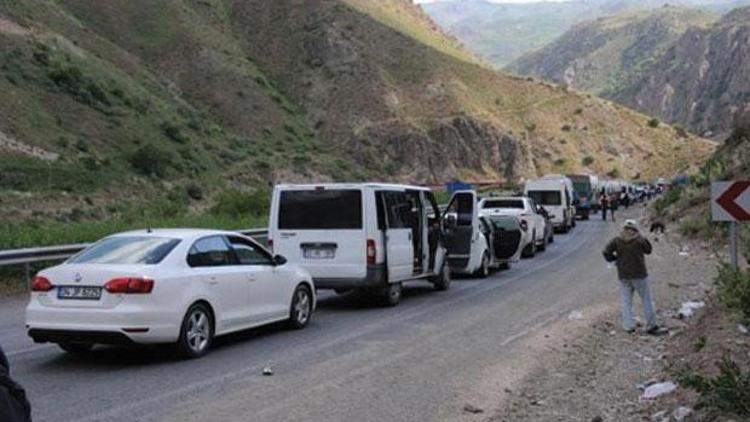 Burası Yüksekova yolu...Haberi duyan yola çıktı