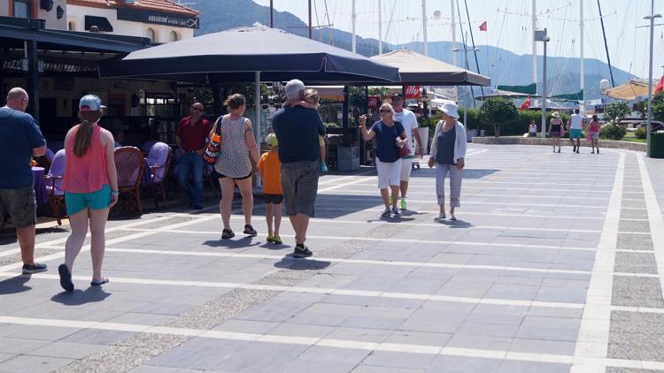 Marmaris’e 2 lüks yolcu gemisi yanaştı