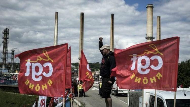 Fransada grevler ulaştırma sektörüne yayılıyor