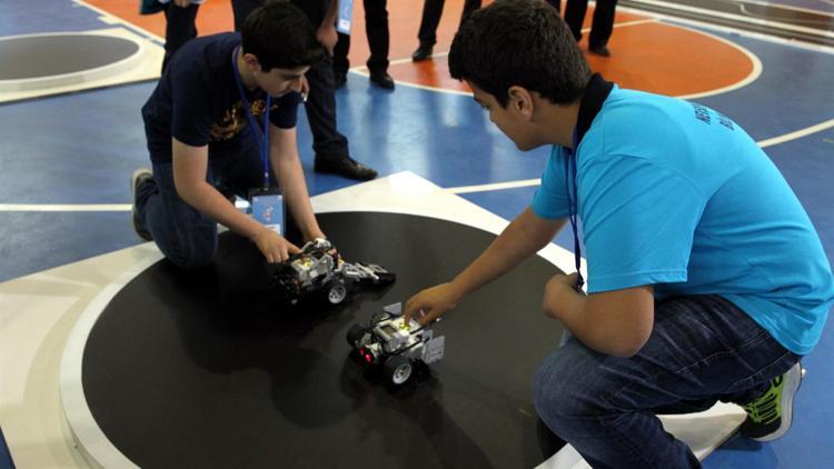 Özel yetenekli öğrenciler robot yarıştırıyor