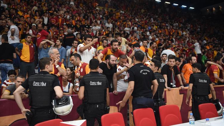Galatasaraya 2 maç seyircisiz 56 bin TL para cezası