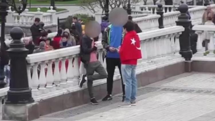 Kızıl Meydanda Türk bayrağı ile dolaşıp Rusların tepkisini ölçtü