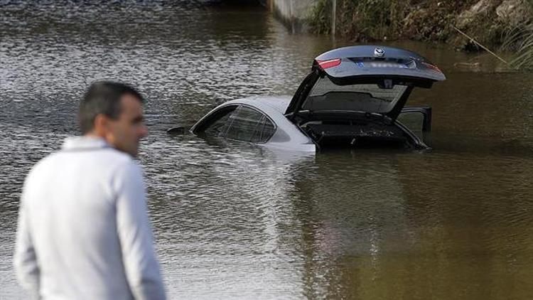 Fransada aniden bastıran yağış hayatı felç etti