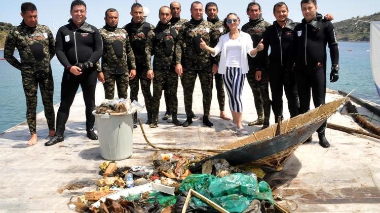 Özlem Tekinin mahallesinde deniz dibi temizliği