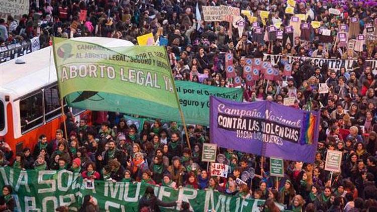 Arjantin’de kadın cinayetleri protesto edildi