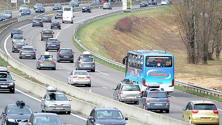 Fransa’da turist otobüsü saldırıya uğradı, 6 yaralı