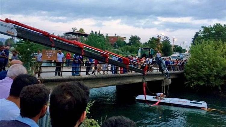Öğrenci otobüsü sulama kanalına devrildi: 14 kişi öldü