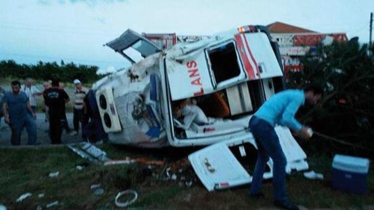 Sakaryada ambulans devrildi: 1 ölü, 3 yaralı