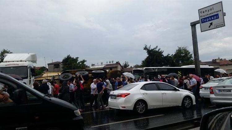 İstanbulda kamyon metrobüs yoluna girdi