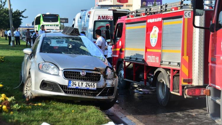 Yolcu otobüsü, otomobile çarptı: 1 ölü Gökhan