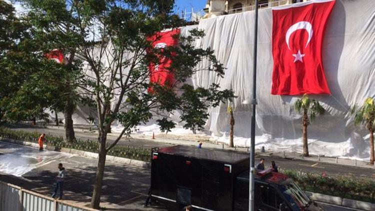 Veznecilerde iş yerlerine Türk bayrakları asıldı