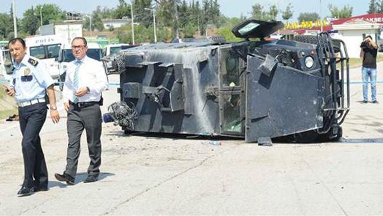 Zırhlı polis aracı devrildi, polisler yaralandı