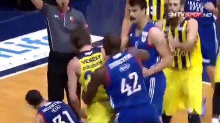 Fenerbahçe-Anadolu Efes maçında saha karıştı