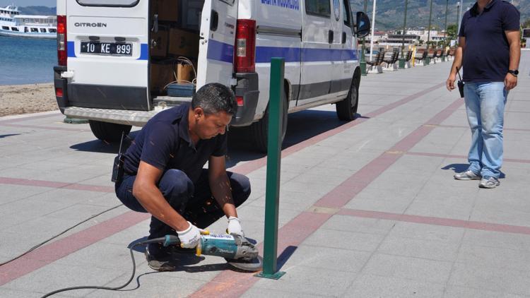 Akçay Kordonuna çakılan kazıklar belediye ekiplerince kaldırıldı