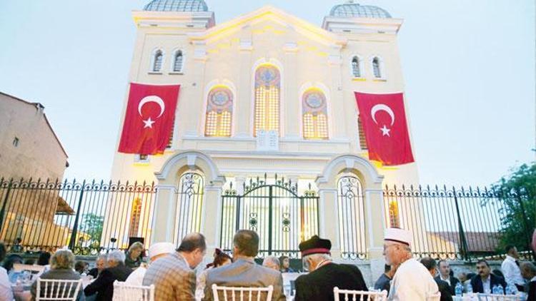 Büyük sinagogda üç din iftar açtı