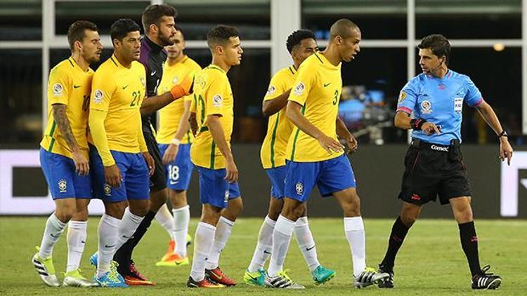 Yılın hakem skandalı Brezilya, elle atılan golle elendi