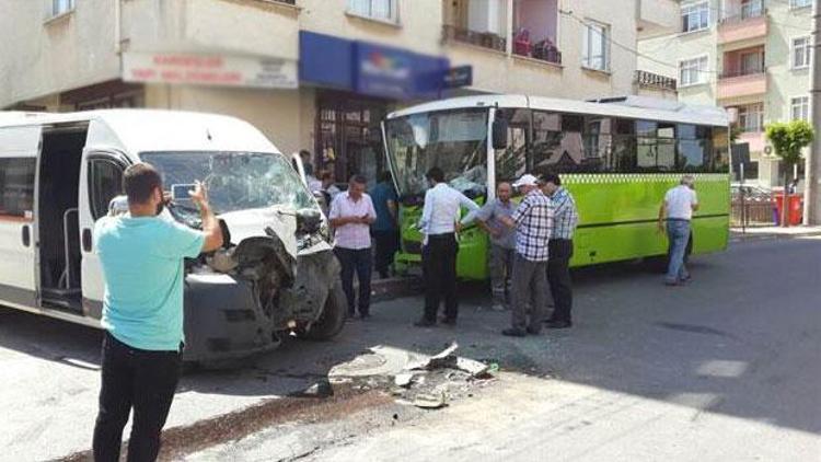 Servis minibüsü halk otobüsüne çarptı: 21 yaralı