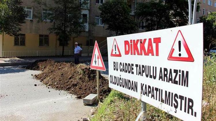 Akılalmaz olay 4 şeritli yolu böyle kapattı