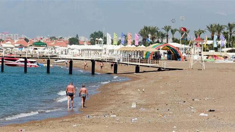 Antalya’da sahiller birkaç turiste kaldı