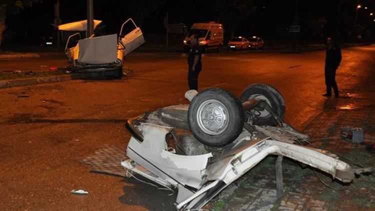 Çorum’da otomobil aydınlatma direğine çarptı : 1 ölü, 4 yaralı