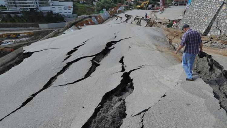 Ankarada çöken yola Belediyeden açıklama geldi