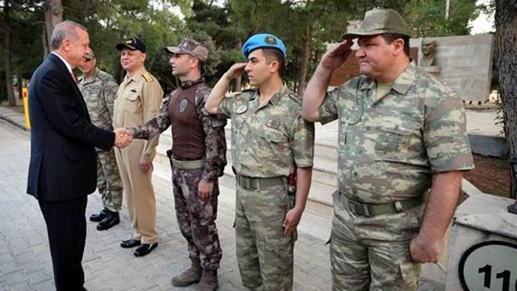 Cumhurbaşkanı Erdoğanın yanındaki rütbesiz askerin kim olduğu belli oldu