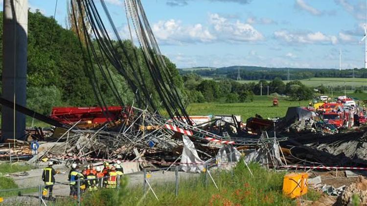 Almanyada köprü çöktü: 2 kişi öldü