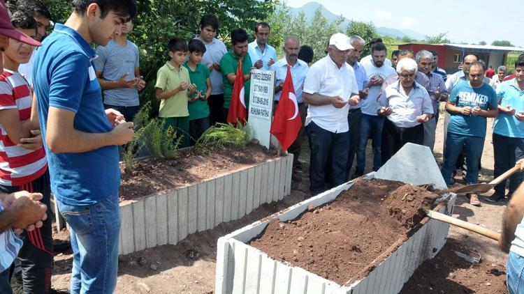 Şehit annesi, oğlunun yanına defnedildi